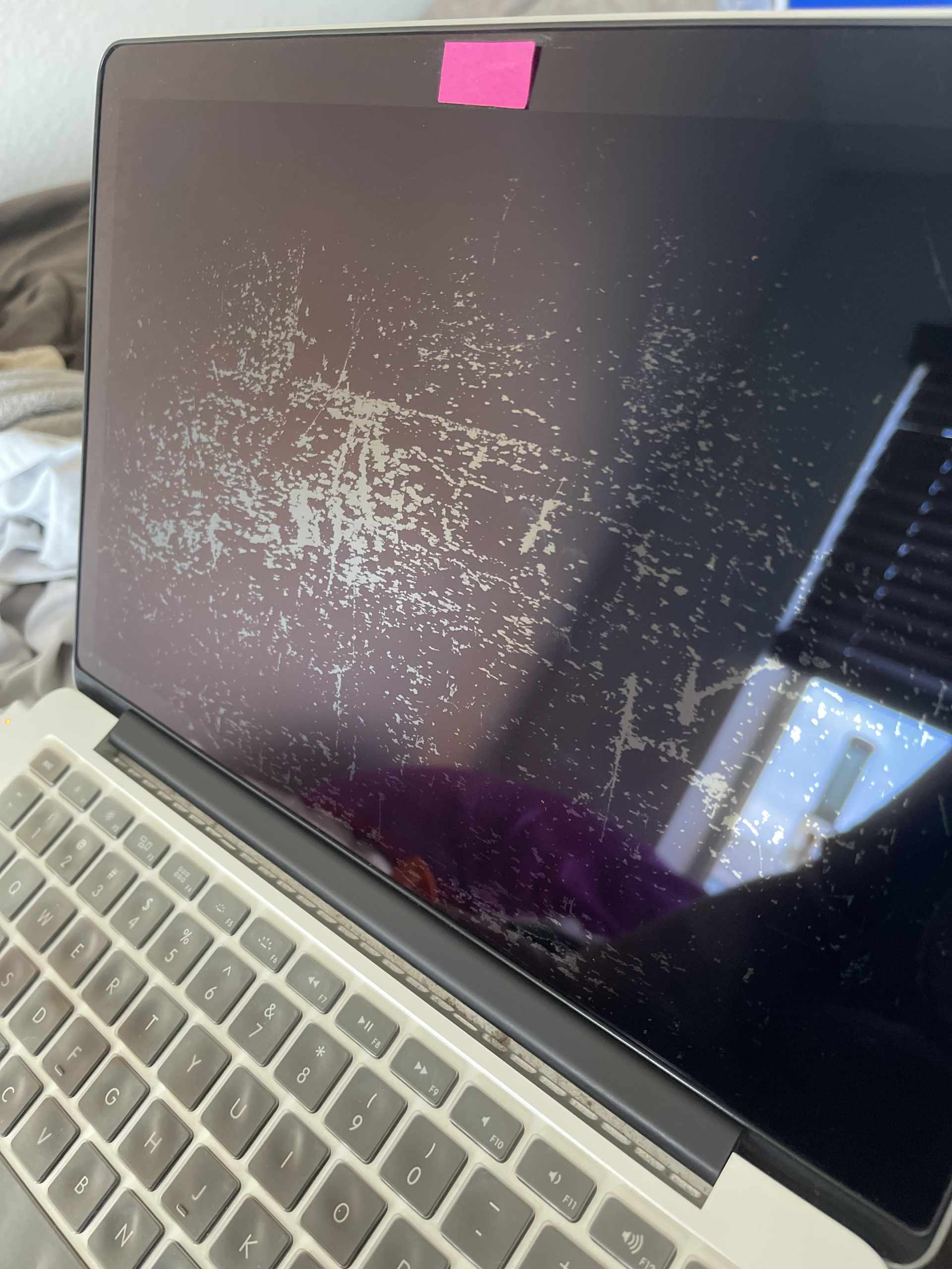 How to clean macbook screen