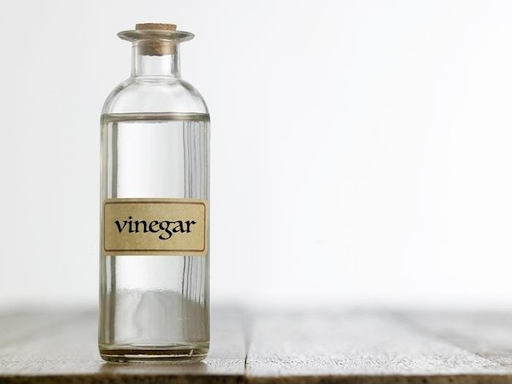 Vinegar solution helps to get rid of oil stains